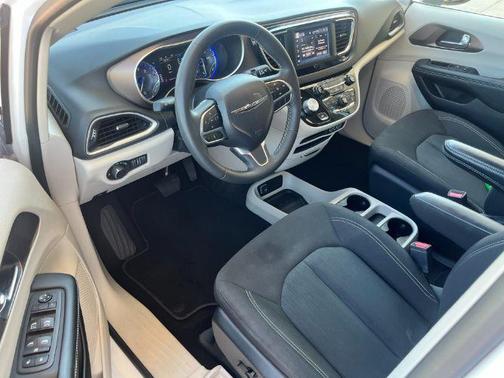 Bright White Clearcoat 2023 Chrysler Voyager LX