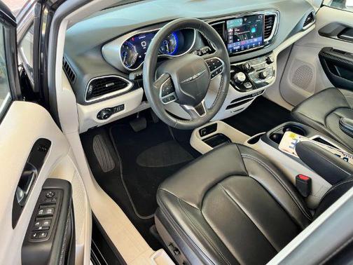 Brilliant Black Crystal Pearlcoat 2023 Chrysler Pacifica Touring L