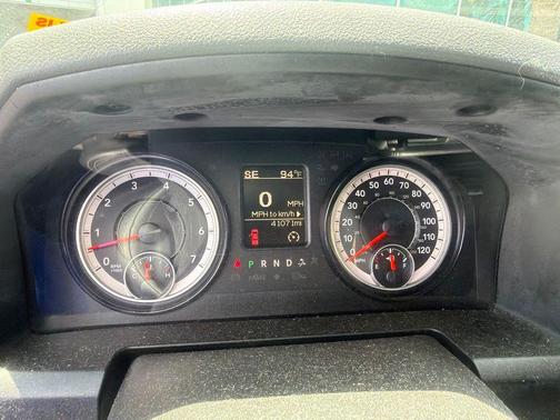Brilliant Black Crystal Pearlcoat 2019 RAM 1500 SLT