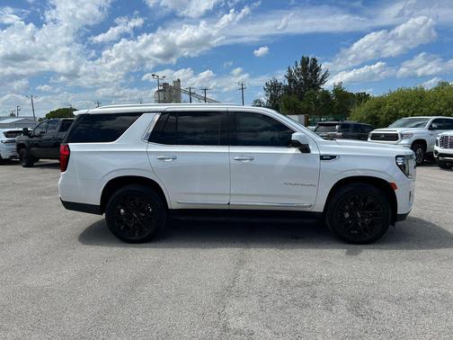 White Frost Tricoat 2021 GMC Yukon SLT