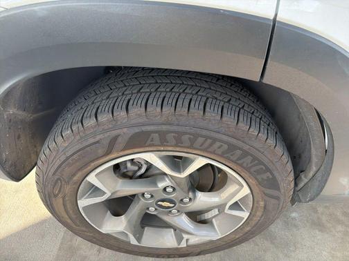 Summit White 2024 Chevrolet Trax LT