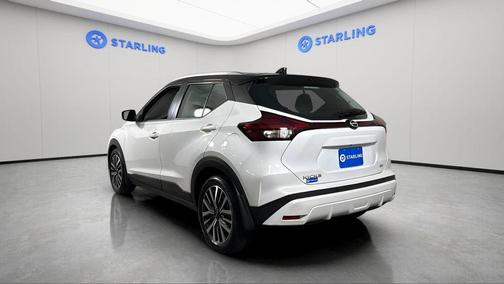 Aspen White Tricoat/Super Black 2023 Nissan Kicks SV