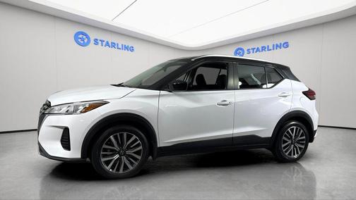 Aspen White Tricoat/Super Black 2023 Nissan Kicks SV