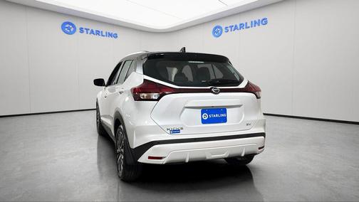 Aspen White Tricoat/Super Black 2023 Nissan Kicks SV