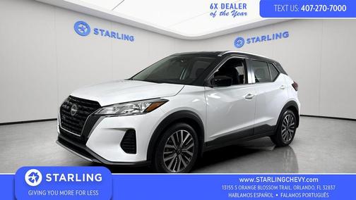 Aspen White Tricoat/Super Black 2023 Nissan Kicks SV