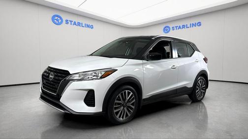 Aspen White Tricoat/Super Black 2023 Nissan Kicks SV