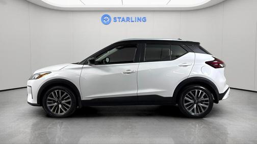 Aspen White Tricoat/Super Black 2023 Nissan Kicks SV