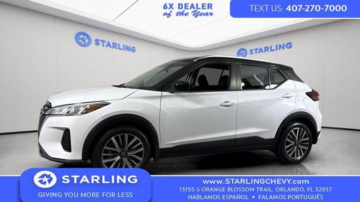 Aspen White Tricoat/Super Black 2023 Nissan Kicks SV