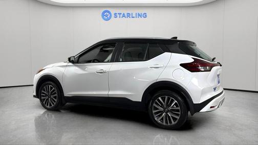 Aspen White Tricoat/Super Black 2023 Nissan Kicks SV
