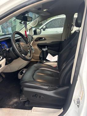 Bright White Clearcoat 2020 Chrysler Voyager LXI