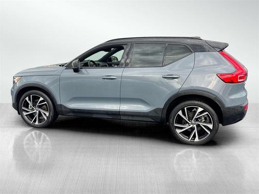 2022 Volvo XC40 T5 R-Design