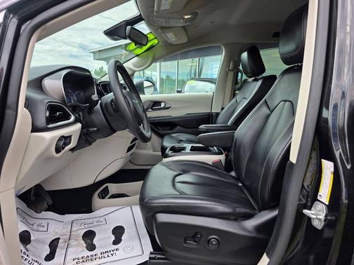 Brilliant Black Crystal Pearlcoat 2023 Chrysler Pacifica Touring L