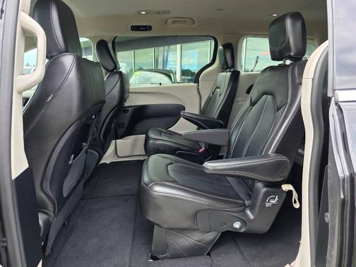Brilliant Black Crystal Pearlcoat 2023 Chrysler Pacifica Touring L