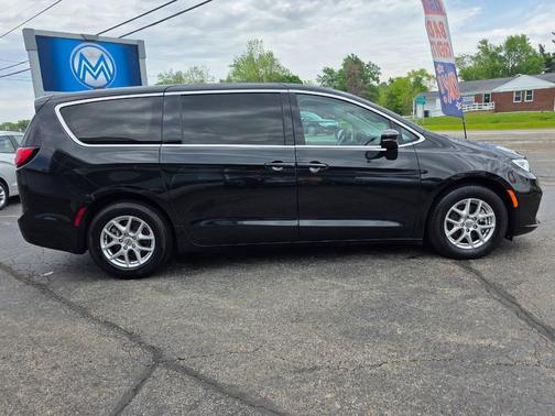 Brilliant Black Crystal Pearlcoat 2023 Chrysler Pacifica Touring L
