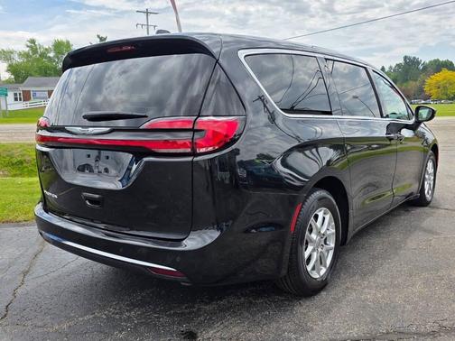 Brilliant Black Crystal Pearlcoat 2023 Chrysler Pacifica Touring L