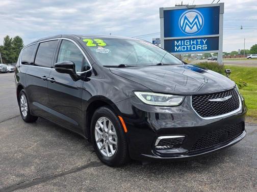 Brilliant Black Crystal Pearlcoat 2023 Chrysler Pacifica Touring L