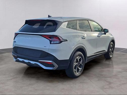 White 2024 Kia Sportage