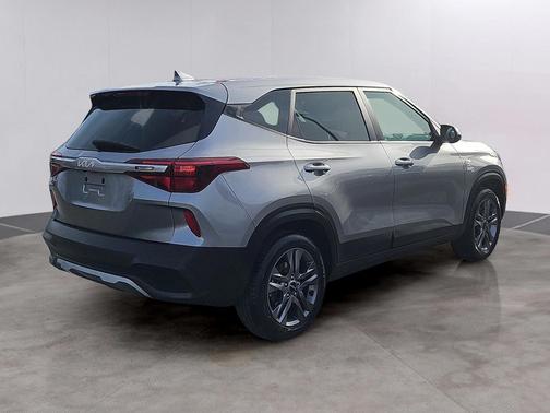 Gray 2022 Kia Seltos LX