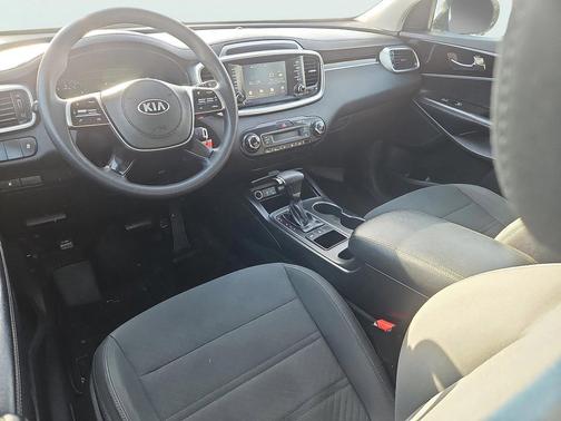 White 2019 Kia Sorento LX