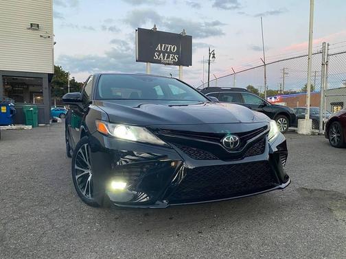 Midnight Black Metallic 2019 Toyota Camry SE