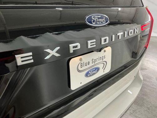Star White Metallic Tri-Coat 2026 Ford Expedition Max Platinum