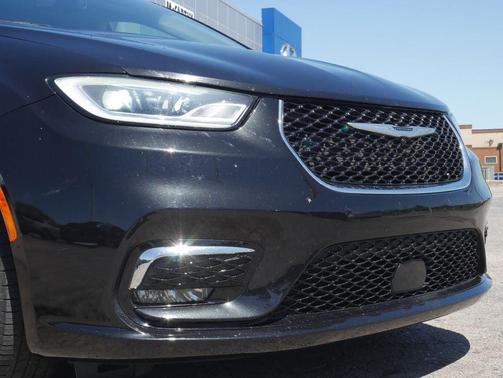 Brilliant Black Crystal Pearlcoat 2023 Chrysler Pacifica Touring L