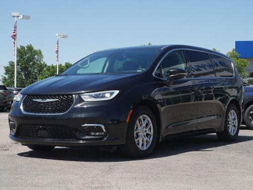 Brilliant Black Crystal Pearlcoat 2023 Chrysler Pacifica Touring L