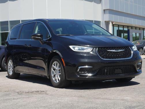 Brilliant Black Crystal Pearlcoat 2023 Chrysler Pacifica Touring L