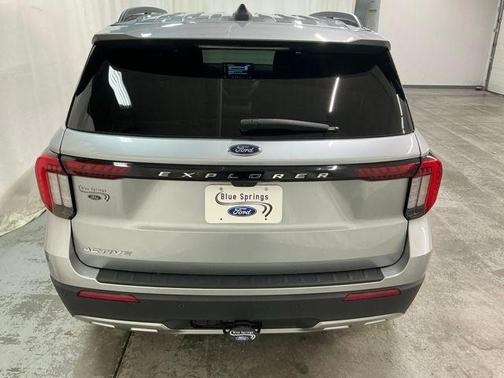 ICONIC SILVER METALLIC 2025 Ford Explorer Active