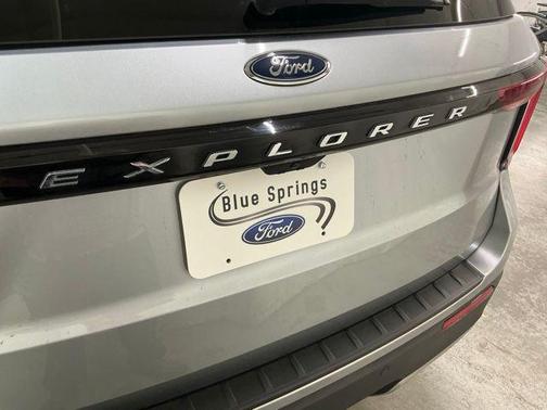 ICONIC SILVER METALLIC 2025 Ford Explorer Active