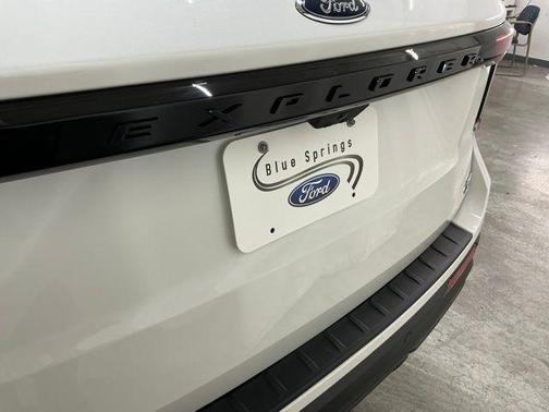 Star White Metallic Tri-Coat 2026 Ford Explorer ST