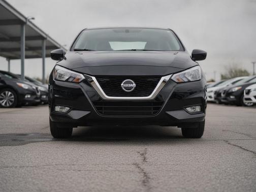 Super Black 2023 Nissan Versa 1.6 SV
