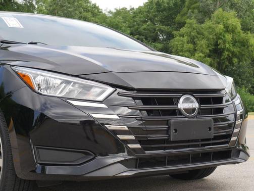 Super Black 2023 Nissan Versa 1.6 SV