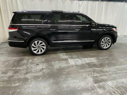 Infinite Black Metallic Clearcoat 2024 Lincoln Navigator L Reserve