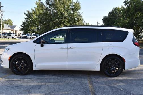 Bright White Clearcoat 2025 Chrysler Pacifica Limited