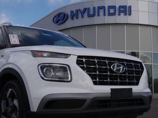 Lunar White 2025 Hyundai VENUE SEL