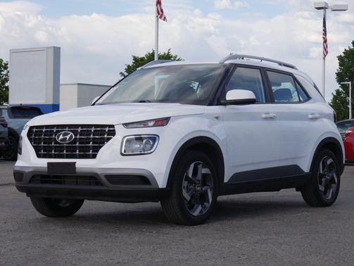 Lunar White 2025 Hyundai VENUE SEL
