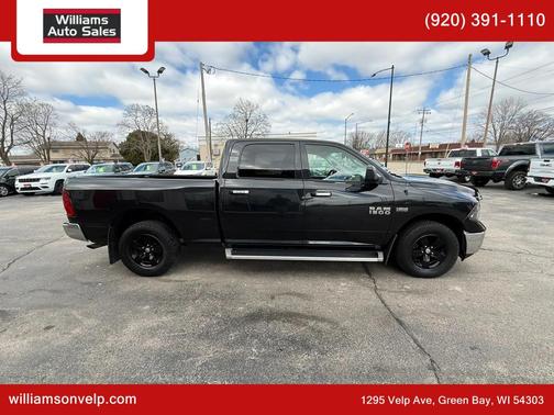 Brilliant Black Crystal Pearlcoat 2017 RAM 1500 SLT