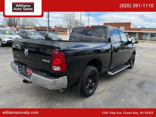 Brilliant Black Crystal Pearlcoat 2017 RAM 1500 SLT
