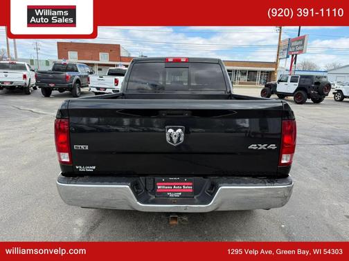 Brilliant Black Crystal Pearlcoat 2017 RAM 1500 SLT