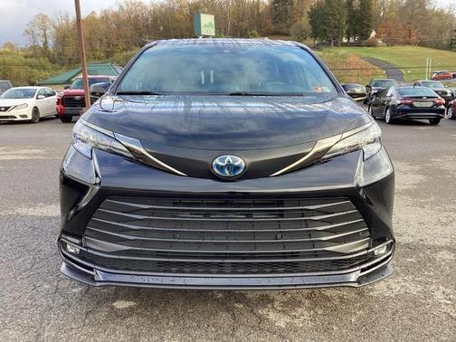 2023 Toyota Sienna Woodland Edition 7-Passenger