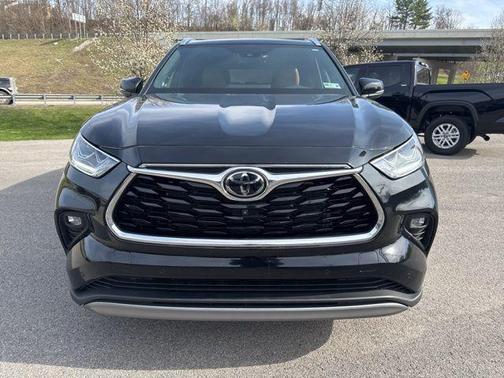 Midnight Black Metallic 2025 Toyota Highlander Platinum