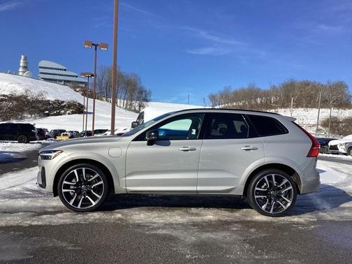 2024 Volvo XC60 Recharge Plug-In Hybrid T8 Ultimate Dark Theme