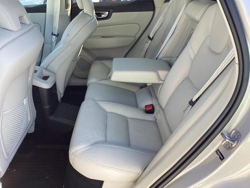 2024 Volvo XC60 Recharge Plug-In Hybrid T8 Ultimate Dark Theme