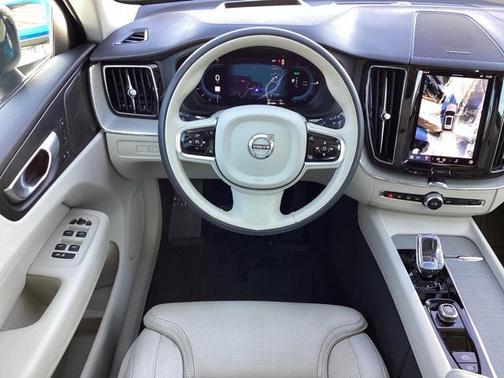 2024 Volvo XC60 Recharge Plug-In Hybrid T8 Ultimate Dark Theme