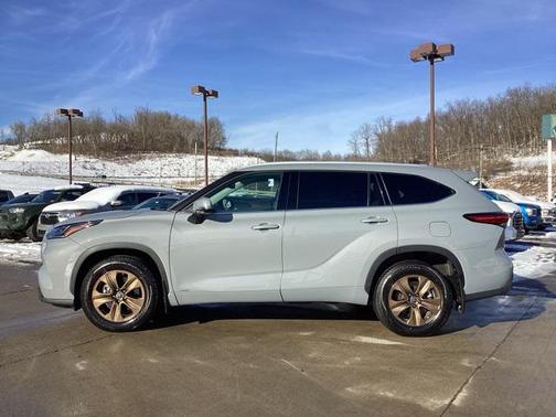 2022 Toyota Highlander Hybrid XLE