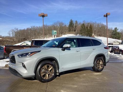 2022 Toyota Highlander Hybrid XLE