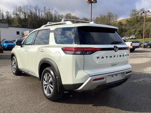 2023 Nissan Pathfinder SL 4WD