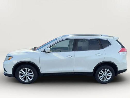 White 2016 Nissan Rogue SV