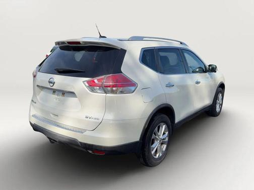 White 2016 Nissan Rogue SV